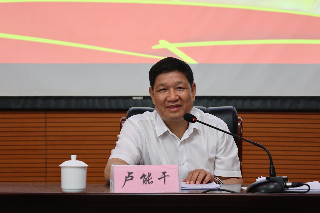 3.2022年7月15日柳州市民营经济统战工作专题报告会暨柳州市工商联第十五届执委培训会卢能干讲课.jpg