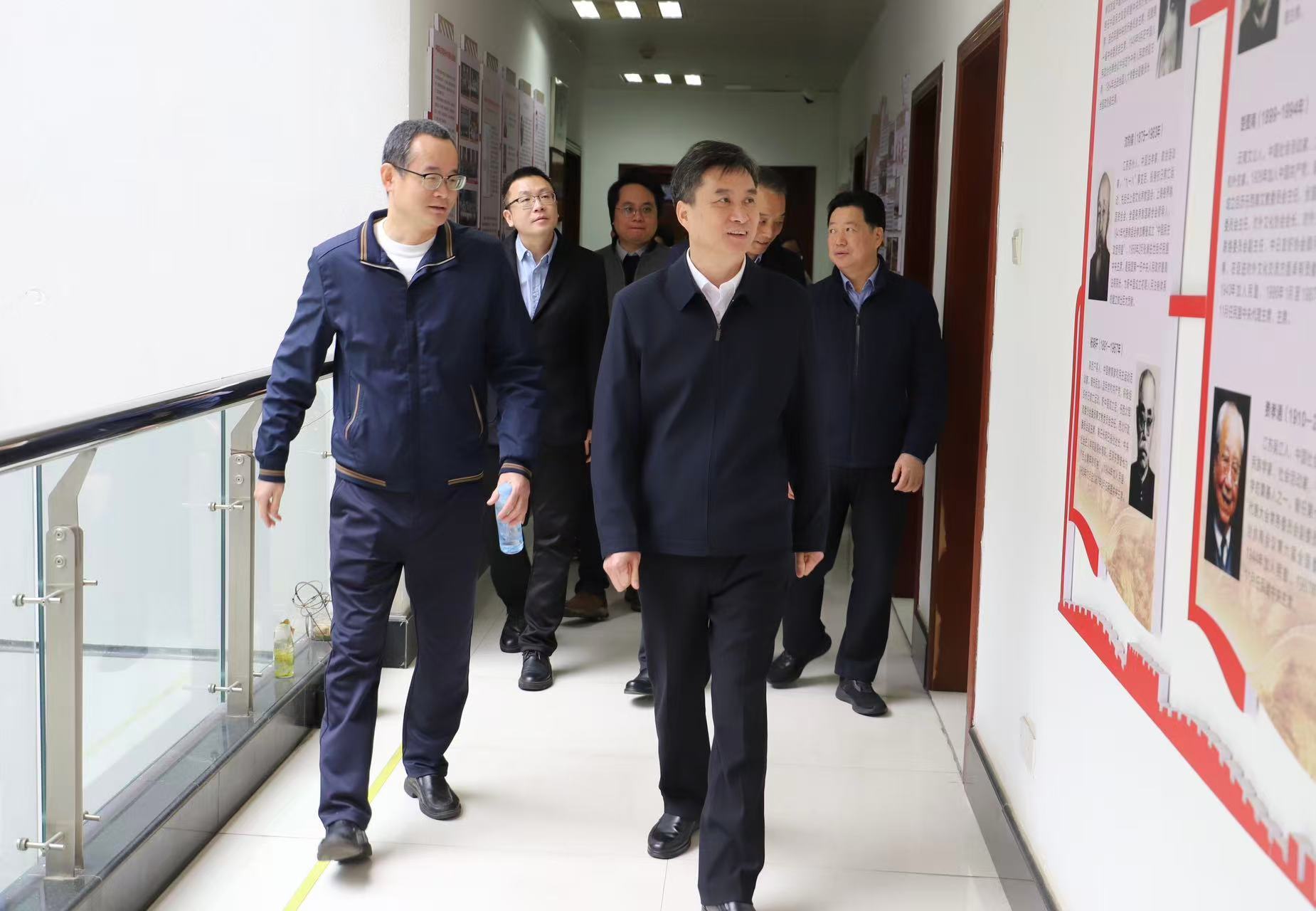 市政协主席蔡立华新春走访民盟柳州市委.jpg