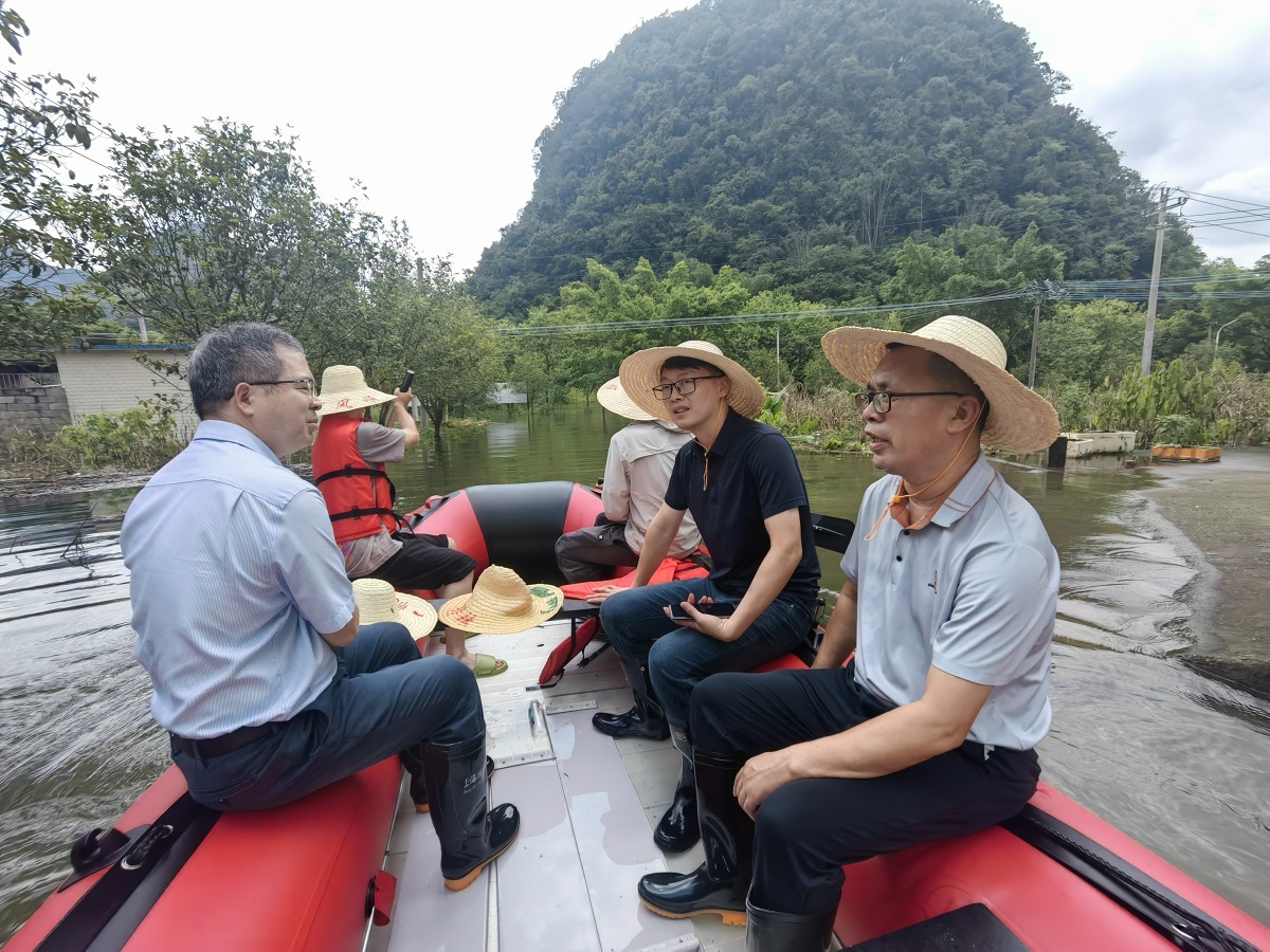2胡然富副主席深入里高镇三合村内涝点现场查看村落积水受灾防汛工作7.23.jpg