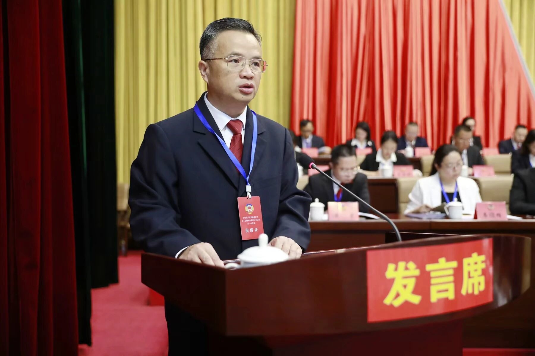 区政协主席作常委会工作报告.jpg