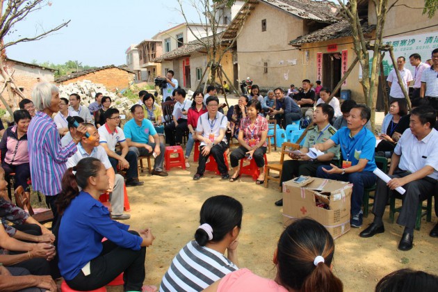 视察组与村民座谈交流