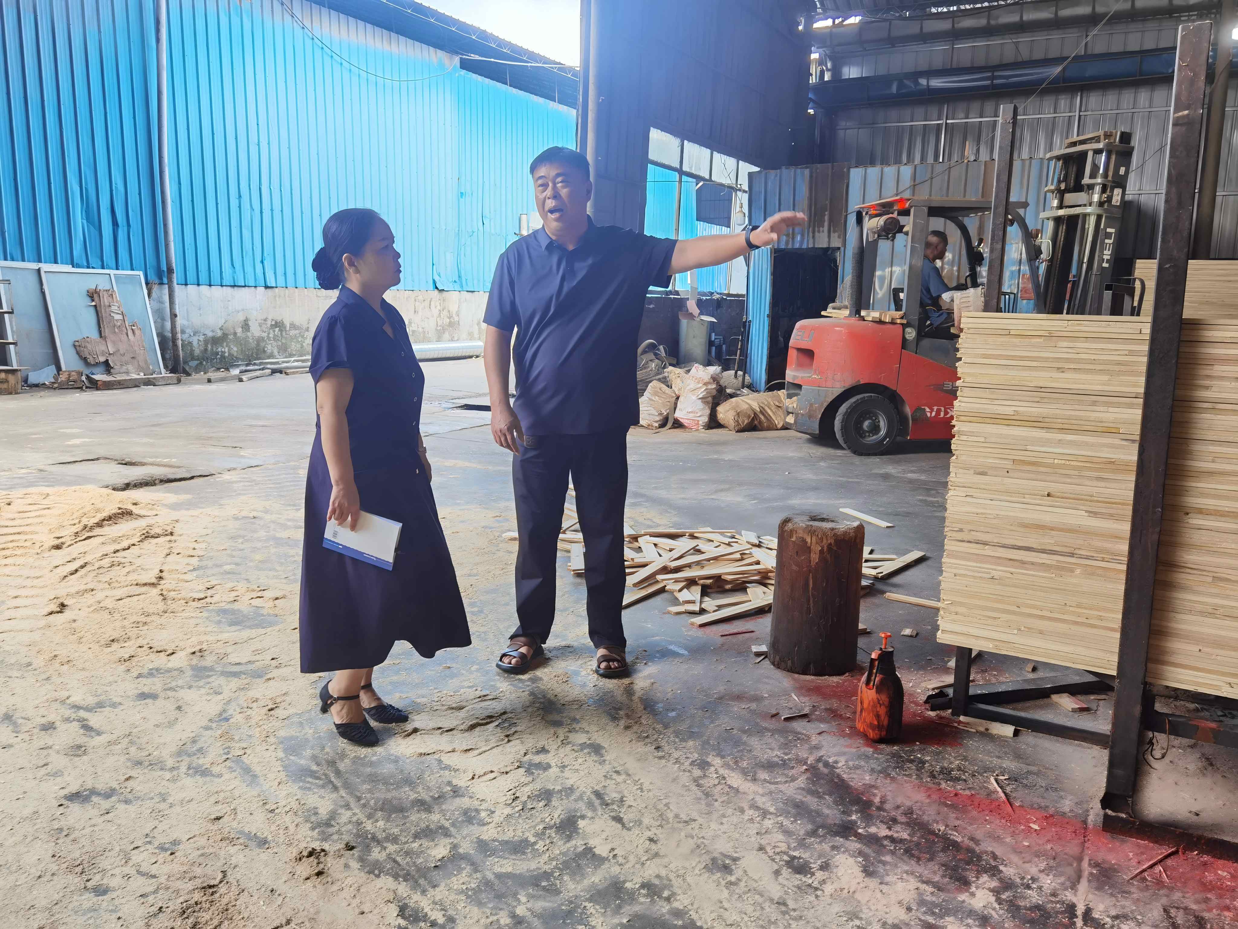 7月29日上午,到融安县祥辉木业有限公司走访调研现场图片。(陈孟生 摄)(1).jpg