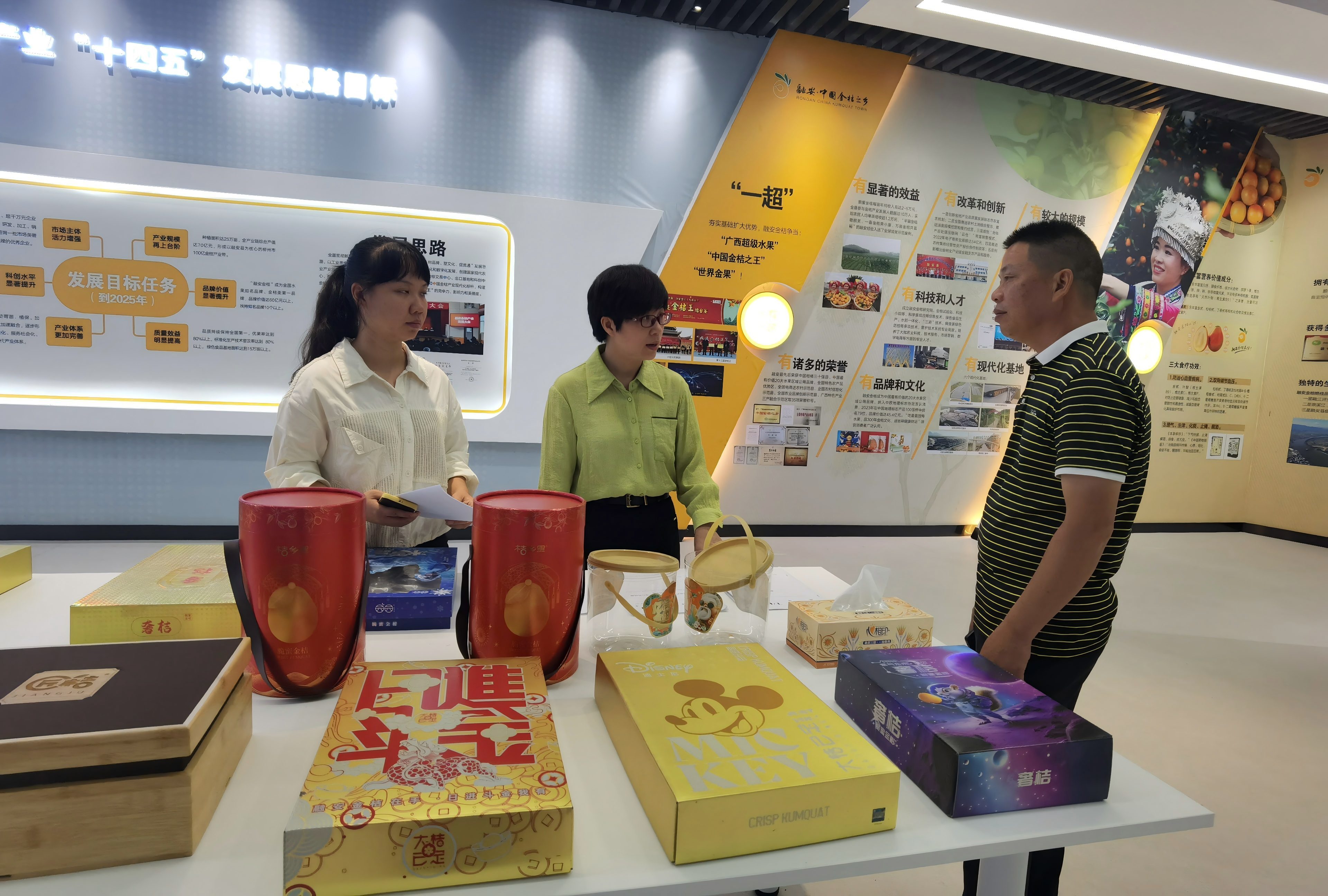 7月30日上午,融安县政协主席吕素华到融安金桔工匠吴齐仟创新工作室调研现场图片。(覃胜元 摄)(1).jpg