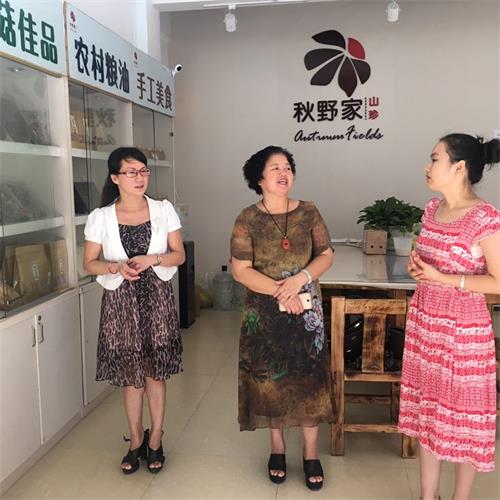 贾寒春副主席(中)到秋野家走访委员征求意见