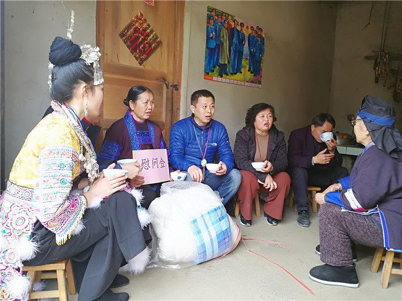 9、融水苗族自治县县委常委、副县长赵洪章(右四),县政协副主席贾寒春(右三)慰问困难群众