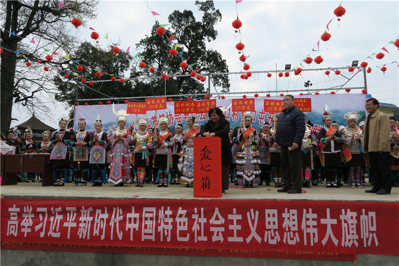 11、融水苗族自治县政协副主席贾寒春(左一)、孔庆军(左二)、赖苗(左三)参加爱心捐赠活动