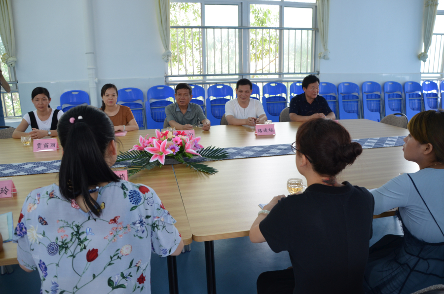 何来源副主席和融水苗族自治县第一幼儿园教师亲切交谈