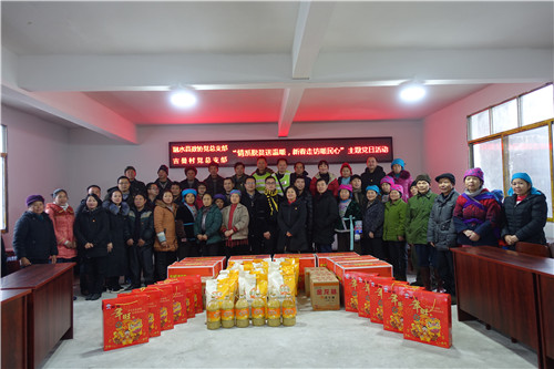 4、自治县政协副主席贾寒春(前排右九)带队到安陲乡吉曼村开展慰问活动(赖群超 摄影)