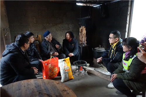 3、自治县政协副主席贾寒春(左四)慰问安陲乡大塅村困难党员(赖群超 摄影)