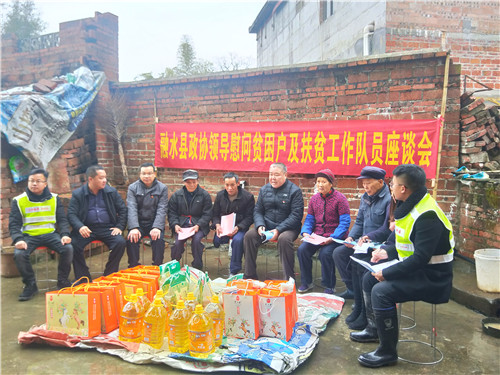 7、孔庆军副主席(左六)到永乐镇毛潭村慰问贫困户和扶贫工作队员(吴卫斌 摄影)