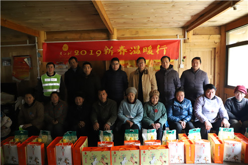 8、赖苗副主席(后排右三)、县政协委员蒙可畅(后排右四)慰问杆洞乡贫困群众(王刚 摄影)