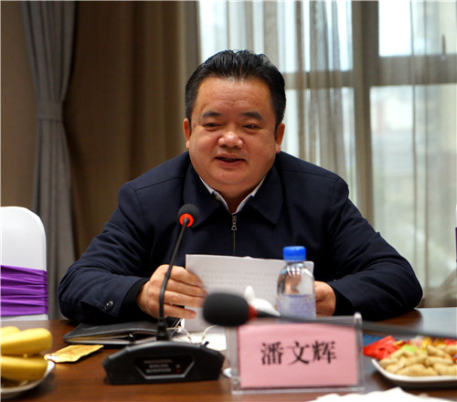 2、自治县政协主席、党组书记潘文辉在慰问座谈会上讲话