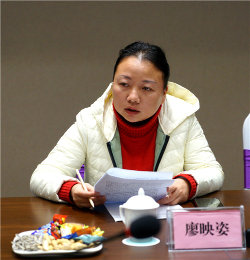 4、怀宝镇镇长廖映姿在慰问座谈会上汇报工作