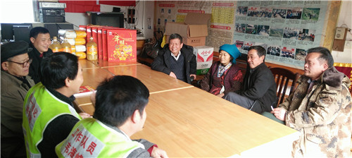 10、1月22日,何来源副主席带队到红水乡芝东村慰问贫困群众和驻村工作队员(吴荣辉 摄影)