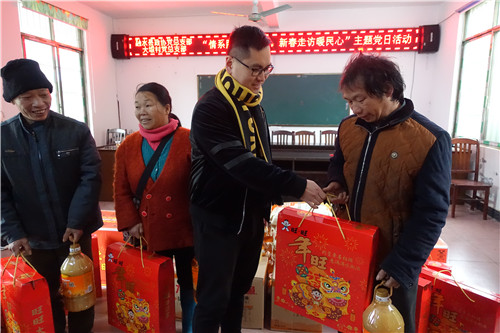 18、广西融水瑞森木业有限公司总经理陈明艳(右二)慰问安陲乡吉曼村贫困群众(赖群超 摄影)