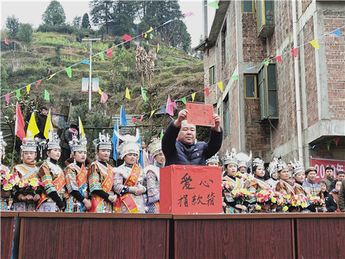 7、自治县政协副主席孔庆军代表县四家班子在在爱心捐赠仪式上捐款(赖晓梅 摄影)