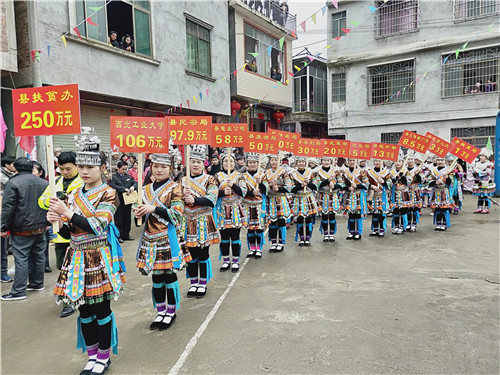 9、县直有关单位和融水对口扶贫单位西北工业大学参加爱心捐赠(赖晓梅 摄影)