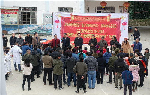 1、柳州市政协副秘书长崔永红(正面左六)在活动仪式上讲话,融水苗族自治县政协副主席赖苗(正面左五)参加活动