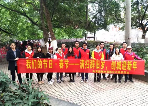 8、县政协办大学生志愿者王刚(左一)参加团县委组织的清扫德天广场活动