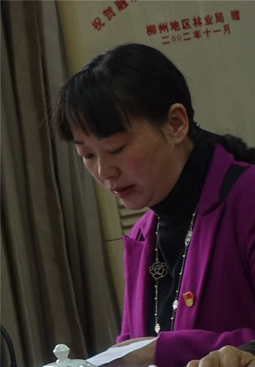 6、县政协党组成员、秘书长、办公室主任赖晓梅在会上发言