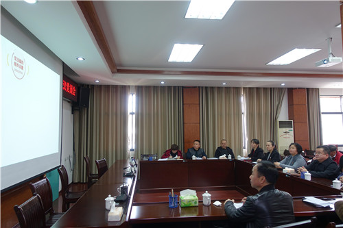 观看《中国共产党支部工作条例(试行)》 (廖善貌摄影)