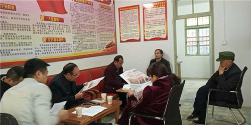 1、蓝湘德书记(左三)组织学习全国“两会”精神(潘保琼 摄影)
