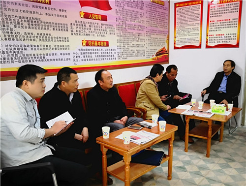 3、与会党员在会上交流发言(吴群芬 摄影)