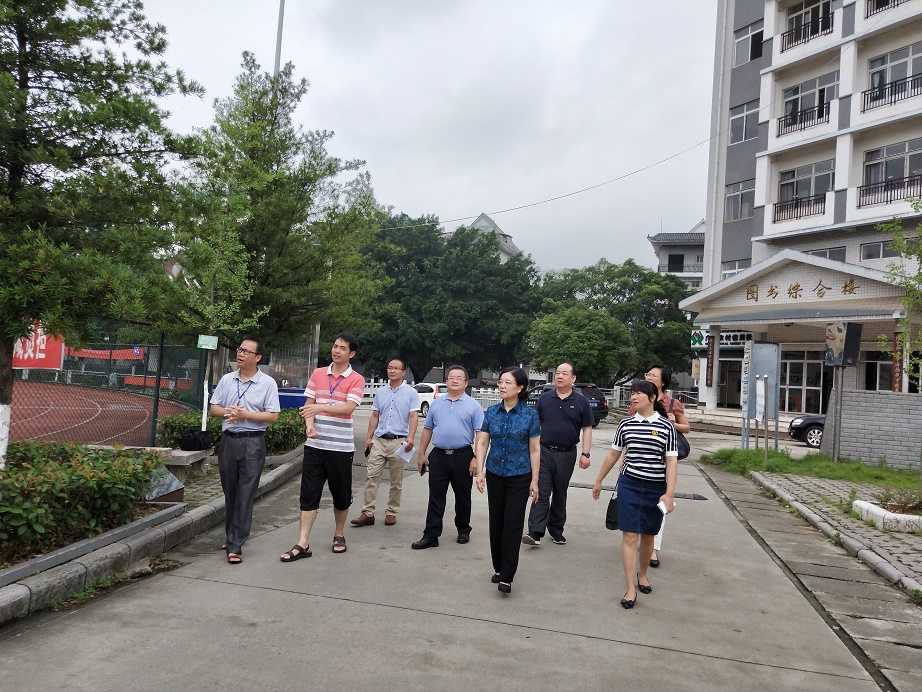 图为调研组一行到融水中学实地查看教育扶贫工作情况