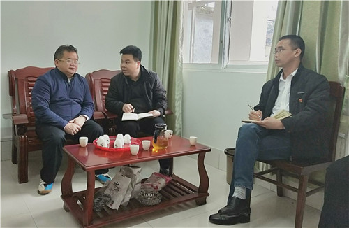 4、潘文辉主席(左)在高武村扶贫工作座谈会上讲话(赖晓梅 摄影)