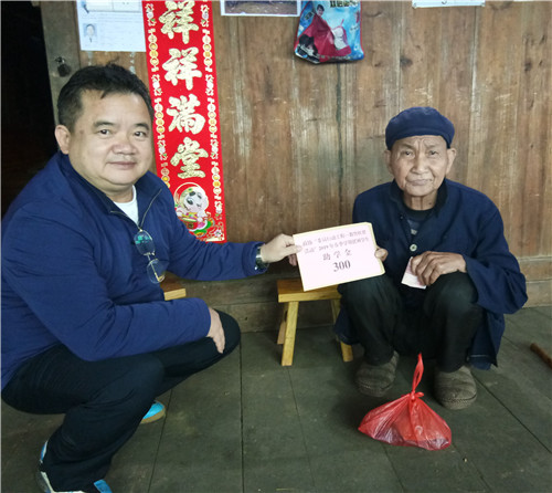 6、潘文辉主席(左)将贫困学生助学金发放给贫困学生家长(赖晓梅 摄影)