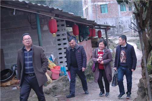 3、贾寒春副主席(右二)、王涛县长助理(右一)在安陲乡领导陪同下到九同村了解扶贫工作情况