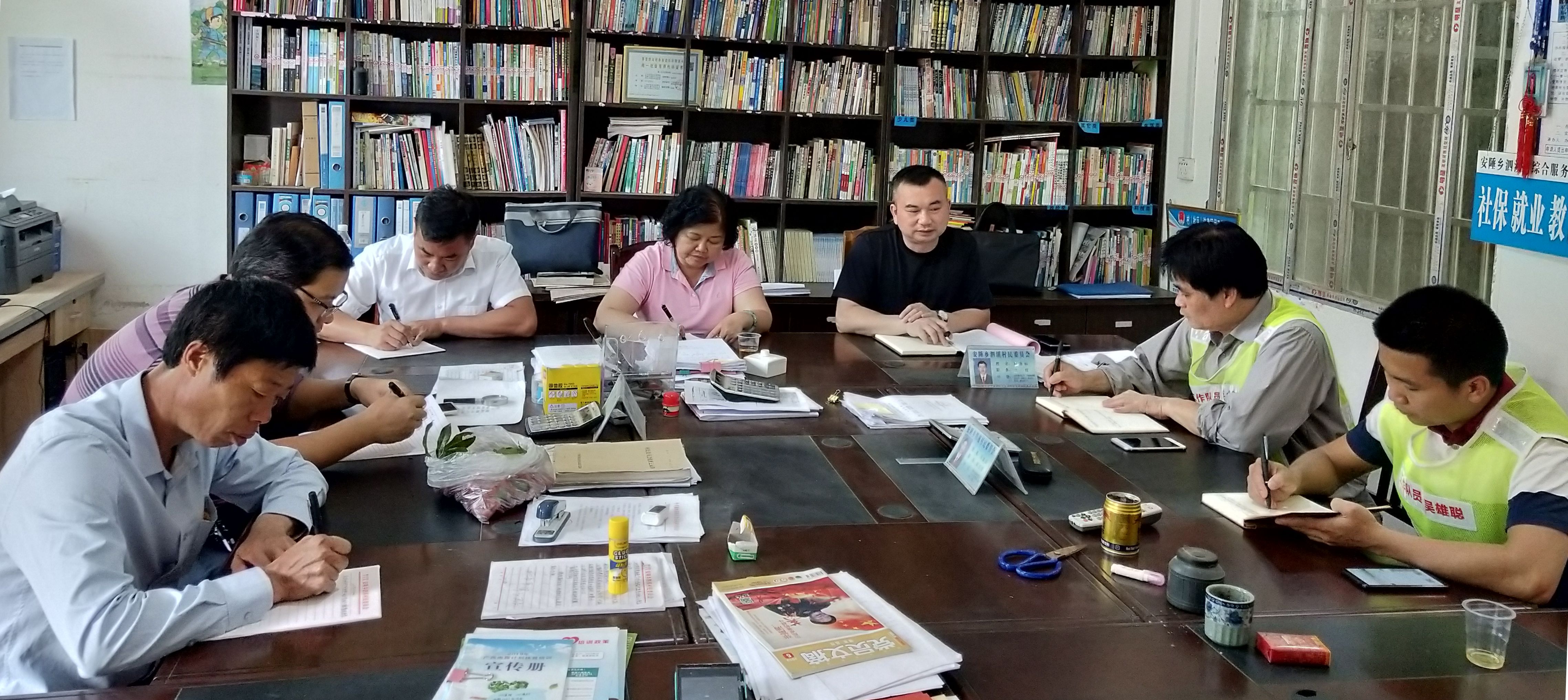 1、贾寒春副主席(正面中)听取乡、村领导汇报精准扶贫和软弱涣散党组织整顿工作