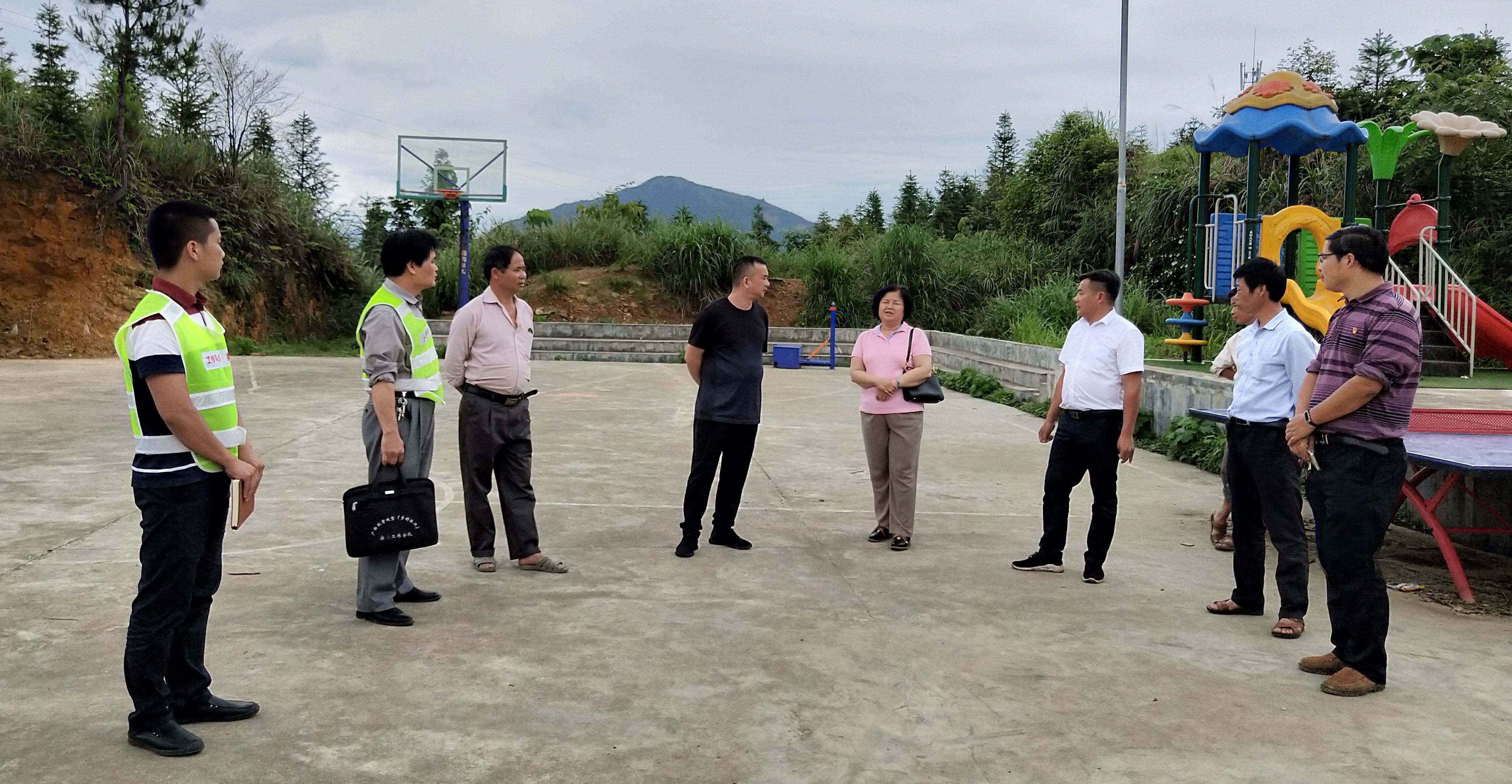 3、贾寒春副主席(左五)检查了解安陲乡泗溪村服务中心综合楼建设情况