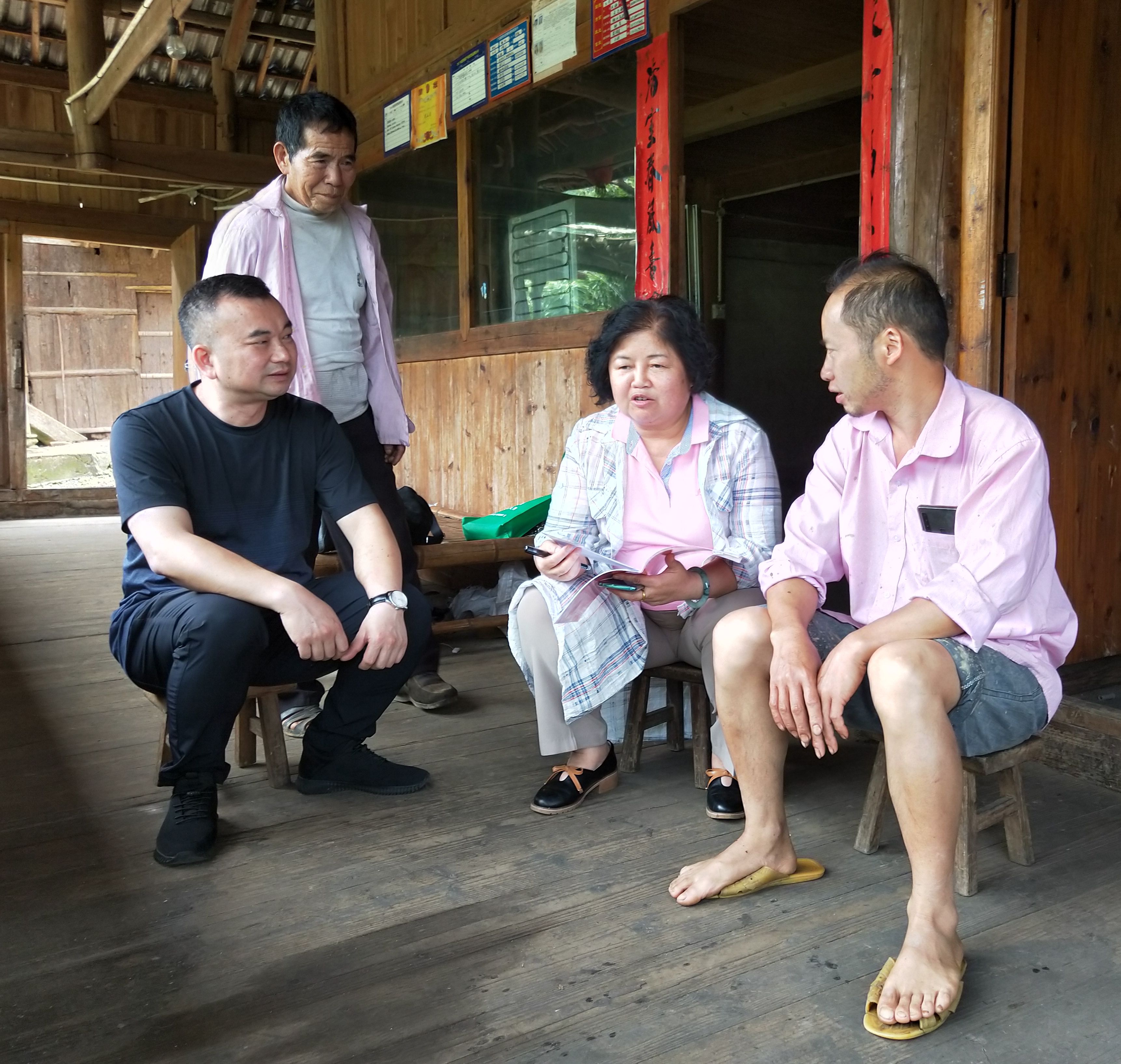 4、贾寒春副主席(右二)慰问贫困群众凤明(右)