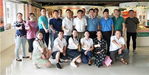 8、调研组人员与融水电商中心人员合影