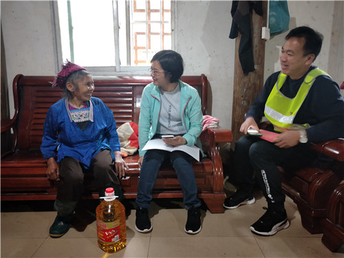 5、路燕云主席(中)到安太乡培秀村贫困户梁元忠家中走访慰问。