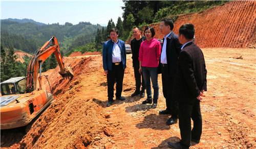 1、柳州市政协副主席姚尹意(右二)一行到大年乡吉格村调研易地扶贫搬迁项目推进情况,县政协主席路燕云(中),县委常委、政法委书记范家荣(左二)陪同调研。(赖晓梅 摄影)