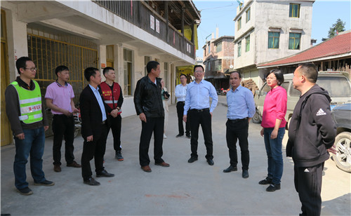 3、柳州市政协副主席姚尹意(右四)一行到大年乡吉格村小学调研。(赖晓梅 摄影)