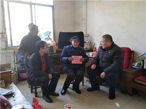 3、图为县政协孔庆军副主席(右一)慰问退休老干部_副本
