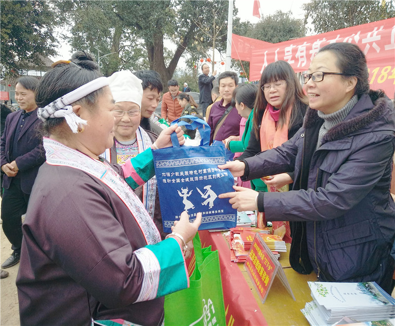 2、融水苗族自治县统战部部长唐文萍向群众宣传民族村寨保护政策
