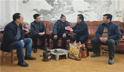 2、1月28日,潘文辉主席(右二)带队到拱洞乡慰问老党员(赖晓梅 摄影)