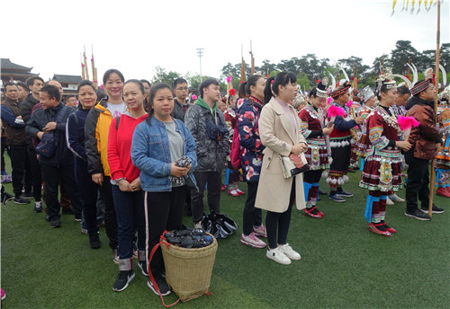 融水政协参赛队员参加开幕式 (赖群超 摄影)