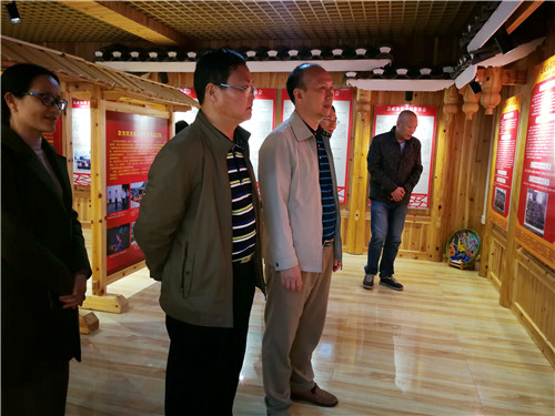 5、融水苗族自治县政协副主席赖苗(左二)参观三江政协文史馆