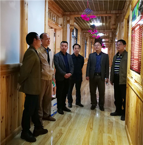 2、考察组人员向三江政协文史馆负责人了解文史馆建设情况