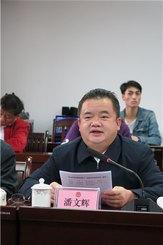 3、融水政协主席潘文辉向调研组汇报融水政协工作情况(赖群超 摄影)