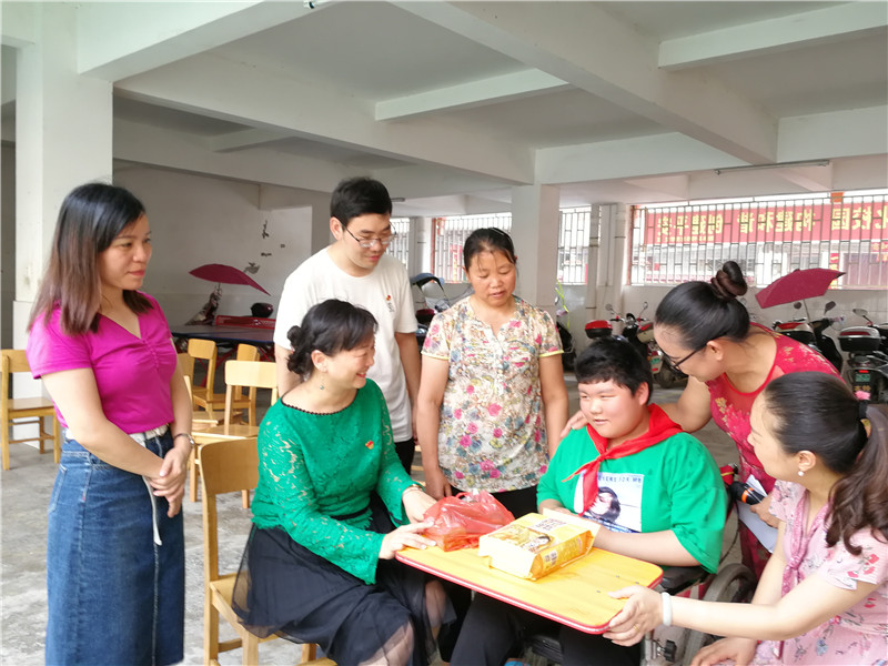 9、参加活动人员与学生交流(赖群超 摄影)