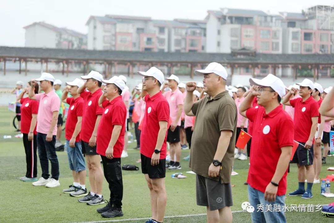 5、自治县政协副主席孔庆军(前排右二)参加活动宣誓仪式 (韦鼎标 摄影)
