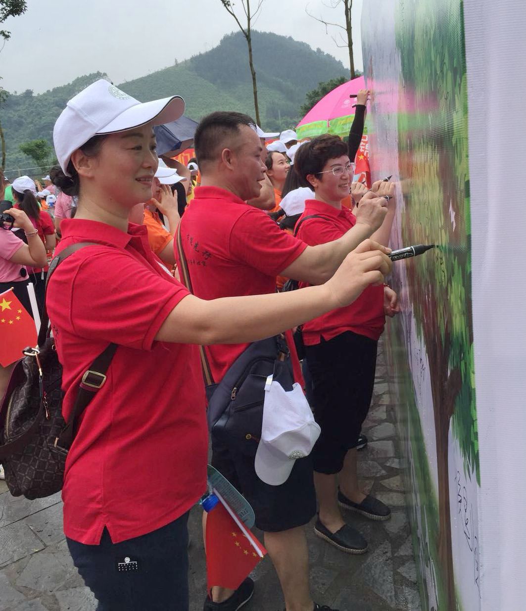 9、政协机关人员到达活动终点参加签名活动(吴卫斌 摄影)