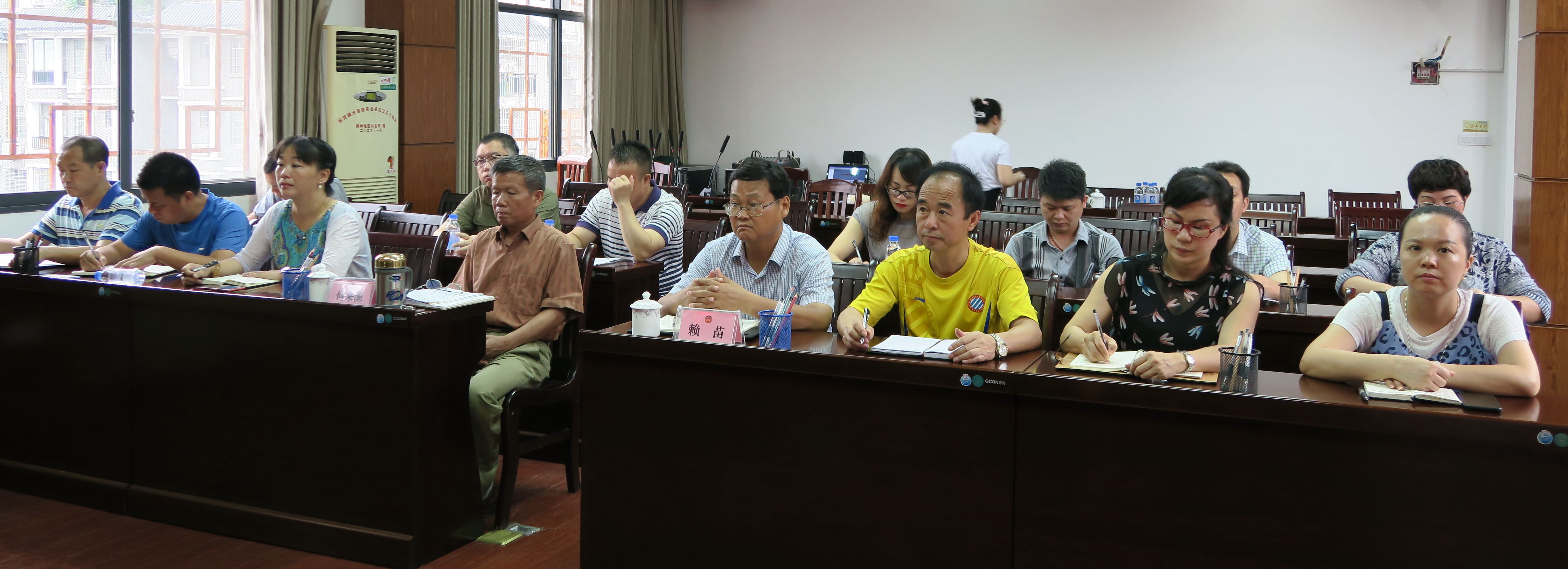 7、与会人员认真听课(廖善貌 摄影)