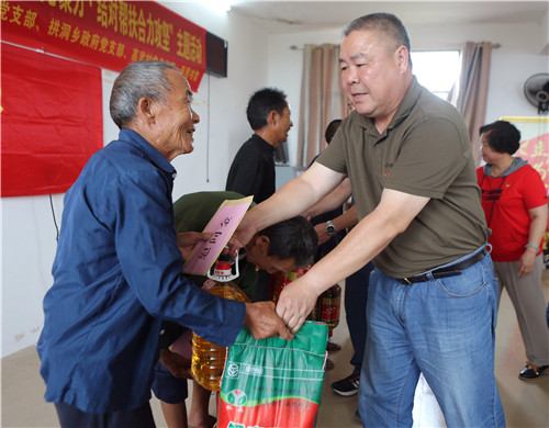 7、自治县政协副主席、党组成员孔庆军(右)慰问困难党员( 吴小舒 摄影)